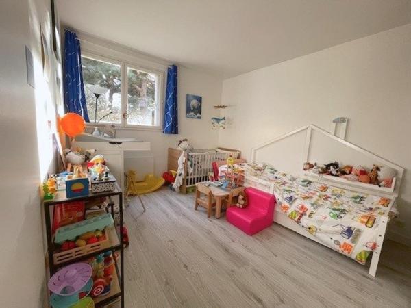 T4 de 77m², avec box, dans une résidence familiale sur les bords de Seine