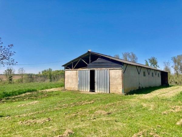 ENSEMBLE  IMMOBILIER A RENOVER SUR 23492 M2