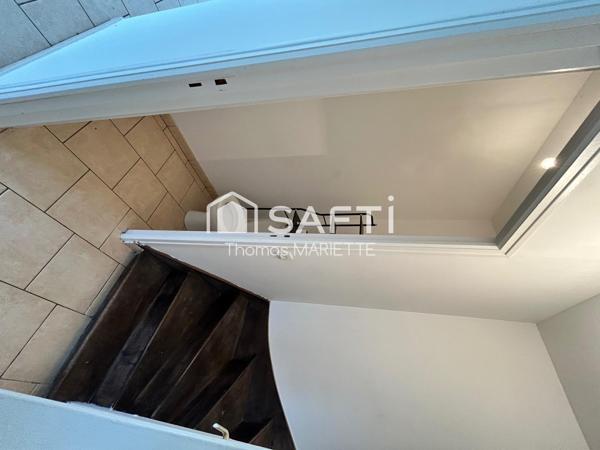 ? Entre Saint-Sever et Villedieu-les-Poêles, découvrez cet ensemble immobilier en pierre offrant deux logements indépendants, un fort potentiel d'aménagement et un cadre de vie paisible sur environ 6 000 m² de terrain. ? Amoureux de la pierre et des projets à fort potentiel, laissez-vous séduire par cet ensemble immobilier de caractère composé de deux habitations indépendantes au cœur d'un environnement verdoyant. ? Investissement locatif, projet familial ou résidence principale : cet ensemble immobilier en pierre de 130 m² offre de multiples possibilités dans un cadre calme et recherché. ? Une opportunité rare entre Saint-Sever et Villedieu-les-Poêles : deux maisons en pierre réunissables, un grand terrain et un potentiel exceptionnel à exploiter. ? Charme de l'ancien, potentiel d'évolution et environnement paisible : découvrez cet ensemble immobilier en pierre idéal pour concrétiser tous vos projets.