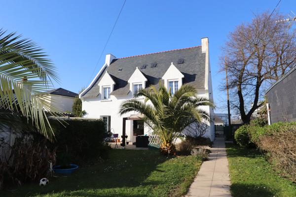 Vaste propriété au calme d'une impasse sur une parcelle de terrain de 570 m²