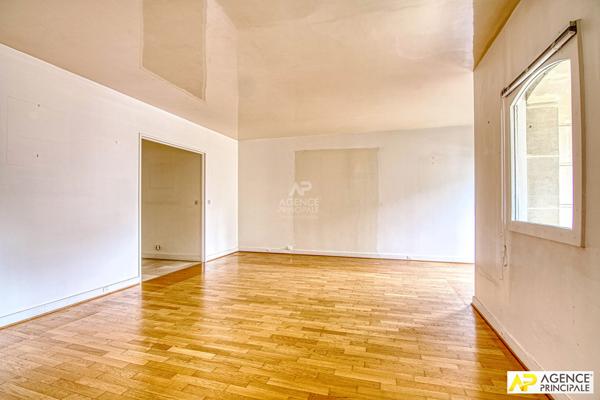 Versailles Ermitage Appartement traversant 5 pèces 127 m² avec terrasse , 4 caves et 2 places de parking en sous-sol 830 000 € **  - Référence  28118