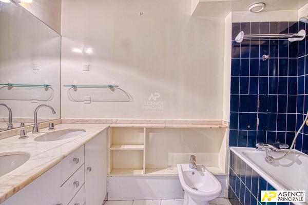 Versailles Ermitage Appartement traversant 5 pèces 127 m² avec terrasse , 4 caves et 2 places de parking en sous-sol 830 000 € **  - Référence  28118
