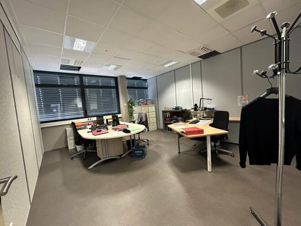 Fragnes en façade d'autoroute - Bureaux 484 m² à louer