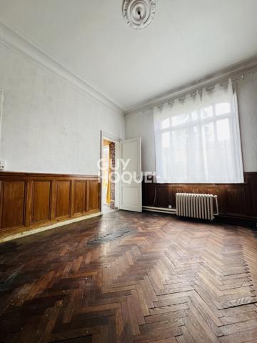 BAS RUE SAINT FUSCIEN - MAISON D'ENVIRON 321M² AYANT CONSERVÉ LE CHARME DE L'ANCIEN AVEC COUR