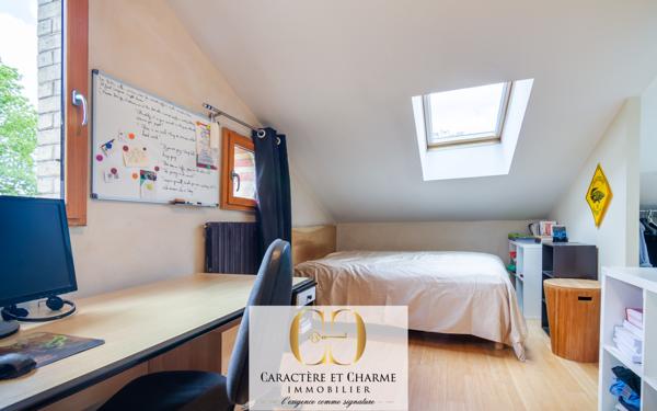 Le Vésinet (78110) Le Vésinet. Propriété typique restaurée avec extension. 265 m2 habitables - studio - salle de sport.