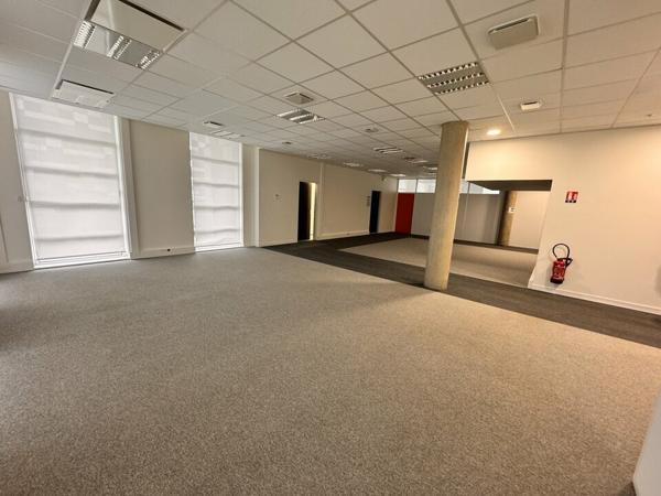TOURS SUD QUARTIER LES 2 LIONS BUREAUX A LOUER DE 229 M² EN RDC ET 4 PARKINGS