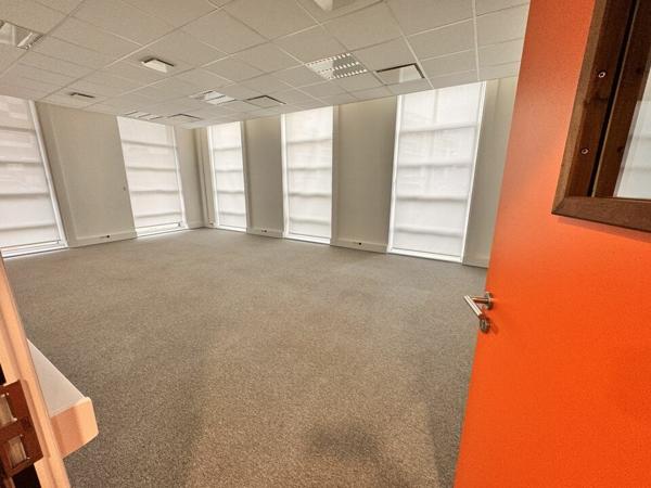 TOURS SUD QUARTIER LES 2 LIONS BUREAUX A LOUER DE 229 M² EN RDC ET 4 PARKINGS