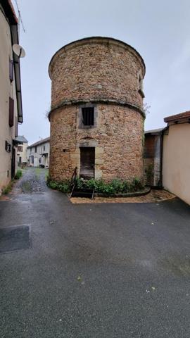 Tour du 15 ème siécle 25 m² dans centre historique de Busset