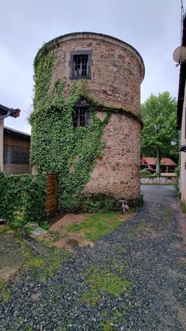 Tour du 15 ème siécle 25 m² dans centre historique de Busset