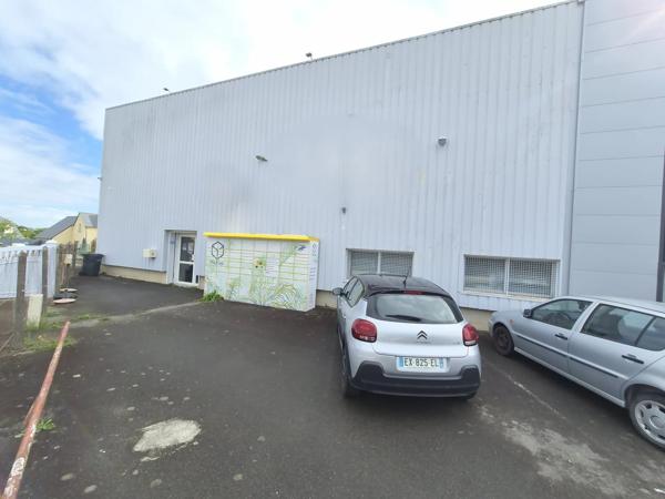 FOUGERES MURS COMMERCIAUX DE 540 M2 LOUES 2120 EUROS PAR MOIS0