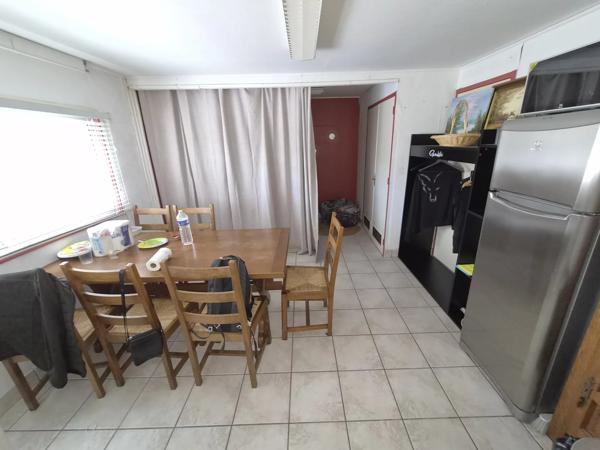 FOUGERES MURS COMMERCIAUX DE 540 M2 LOUES 2120 EUROS PAR MOIS0