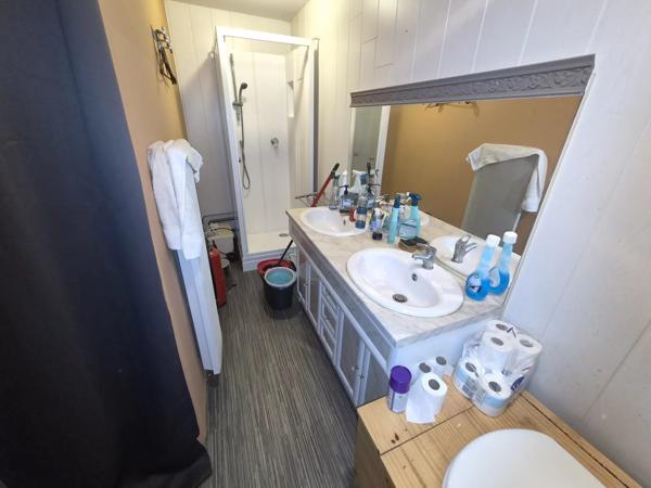 FOUGERES MURS COMMERCIAUX DE 540 M2 LOUES 2120 EUROS PAR MOIS0