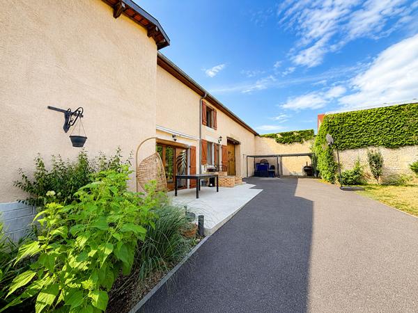 Ancien corps de ferme rénové de plus de 200 m² habitables avec grange