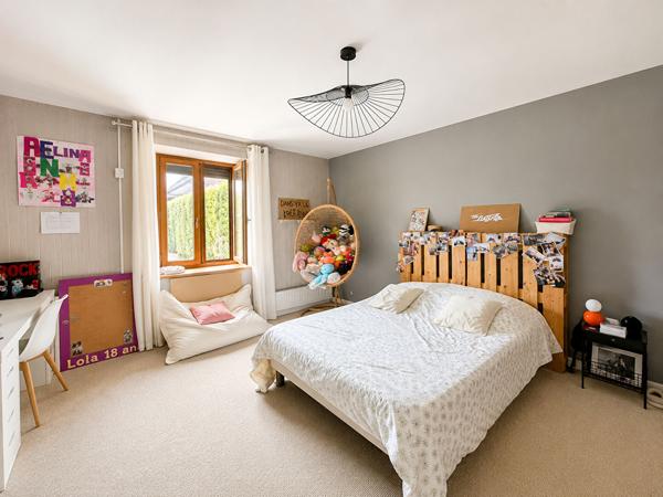 Ancien corps de ferme rénové de plus de 200 m² habitables avec grange