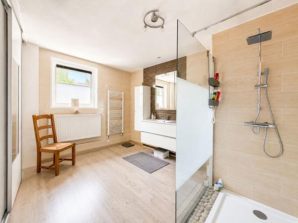 Ancien corps de ferme rénové de plus de 200 m² habitables avec grange