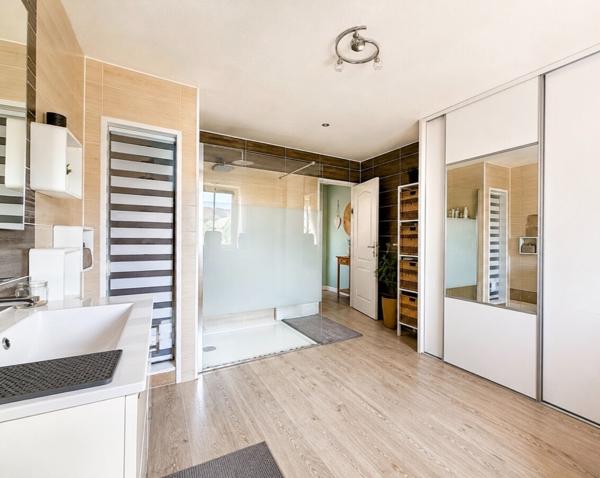 Ancien corps de ferme rénové de plus de 200 m² habitables avec grange