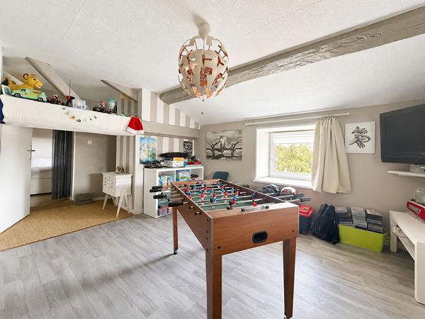 Ancien corps de ferme rénové de plus de 200 m² habitables avec grange