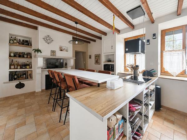 Ancien corps de ferme rénové de plus de 200 m² habitables avec grange