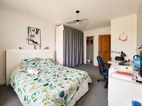 Ancien corps de ferme rénové de plus de 200 m² habitables avec grange
