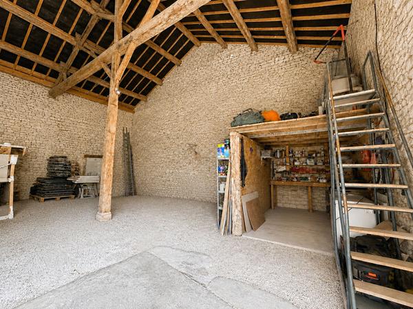 Ancien corps de ferme rénové de plus de 200 m² habitables avec grange
