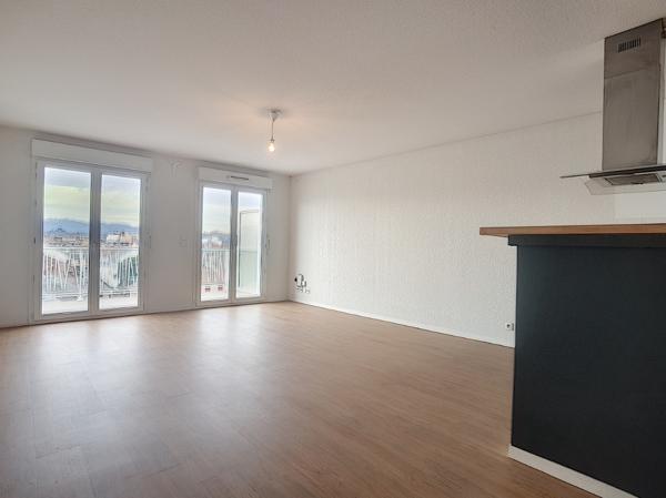 PAU CENTRE VILLE APPARTEMENT T4 EN DERNIER ETAGE AVEC TERRASSE ET 2 PLACES DE PARKING