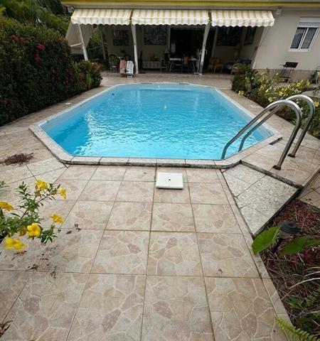 A VENDRE PROCHE JARRY DANS RESIDENCE PRIVEE CALME VILLA T4 AVEC PISCINE SUR 1120 M² DE TERRAIN .