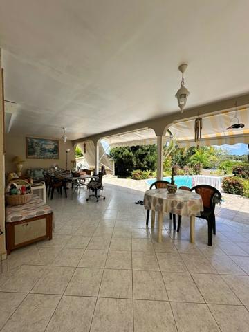 A VENDRE PROCHE JARRY DANS RESIDENCE PRIVEE CALME VILLA T4 AVEC PISCINE SUR 1120 M² DE TERRAIN .