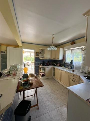 A VENDRE PROCHE JARRY DANS RESIDENCE PRIVEE CALME VILLA T4 AVEC PISCINE SUR 1120 M² DE TERRAIN .