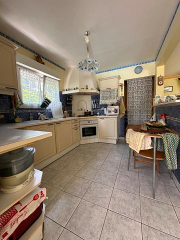 A VENDRE PROCHE JARRY DANS RESIDENCE PRIVEE CALME VILLA T4 AVEC PISCINE SUR 1120 M² DE TERRAIN .