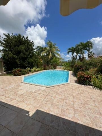 A VENDRE PROCHE JARRY DANS RESIDENCE PRIVEE CALME VILLA T4 AVEC PISCINE SUR 1120 M² DE TERRAIN .