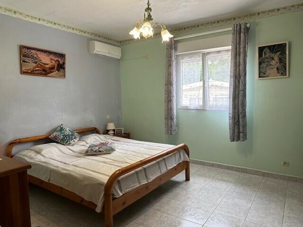 A VENDRE PROCHE JARRY DANS RESIDENCE PRIVEE CALME VILLA T4 AVEC PISCINE SUR 1120 M² DE TERRAIN .