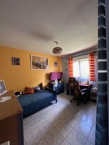A VENDRE PROCHE JARRY DANS RESIDENCE PRIVEE CALME VILLA T4 AVEC PISCINE SUR 1120 M² DE TERRAIN .
