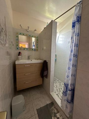 A VENDRE PROCHE JARRY DANS RESIDENCE PRIVEE CALME VILLA T4 AVEC PISCINE SUR 1120 M² DE TERRAIN .