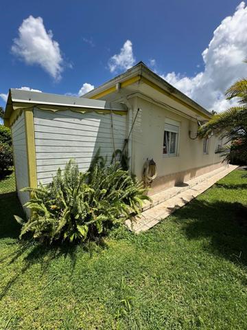 A VENDRE PROCHE JARRY DANS RESIDENCE PRIVEE CALME VILLA T4 AVEC PISCINE SUR 1120 M² DE TERRAIN .