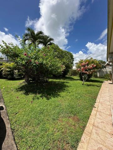 A VENDRE PROCHE JARRY DANS RESIDENCE PRIVEE CALME VILLA T4 AVEC PISCINE SUR 1120 M² DE TERRAIN .