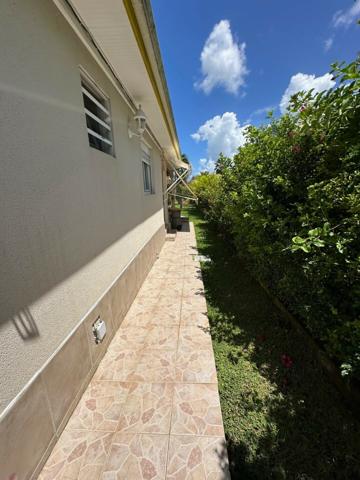 A VENDRE PROCHE JARRY DANS RESIDENCE PRIVEE CALME VILLA T4 AVEC PISCINE SUR 1120 M² DE TERRAIN .