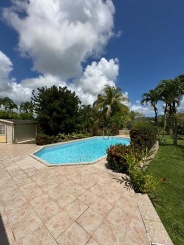 A VENDRE PROCHE JARRY DANS RESIDENCE PRIVEE CALME VILLA T4 AVEC PISCINE SUR 1120 M² DE TERRAIN .