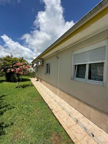 A VENDRE PROCHE JARRY DANS RESIDENCE PRIVEE CALME VILLA T4 AVEC PISCINE SUR 1120 M² DE TERRAIN .
