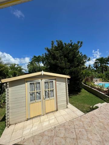 A VENDRE PROCHE JARRY DANS RESIDENCE PRIVEE CALME VILLA T4 AVEC PISCINE SUR 1120 M² DE TERRAIN .