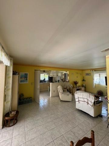 A VENDRE PROCHE JARRY DANS RESIDENCE PRIVEE CALME VILLA T4 AVEC PISCINE SUR 1120 M² DE TERRAIN .