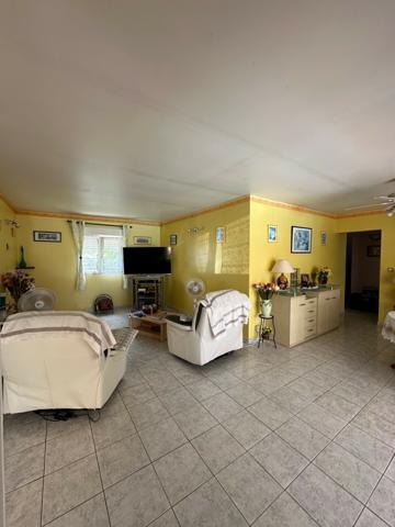 A VENDRE PROCHE JARRY DANS RESIDENCE PRIVEE CALME VILLA T4 AVEC PISCINE SUR 1120 M² DE TERRAIN .