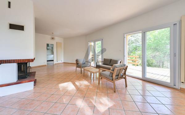 SAINT-CYR-AU-MONT-D’OR — MAISON FAMILIALE — 145 M² — TERRAIN 1 165 M² — PISCINABLE