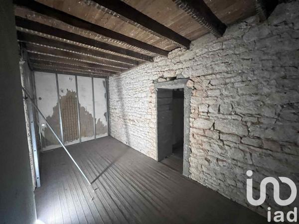 Demeure 7 pièces de 215 m² à Charroux (86250)