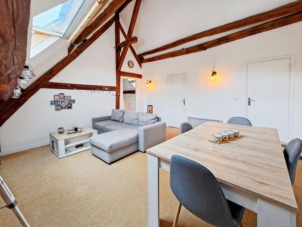 ARPAJON - Grande Rue - COUP DE COEUR - Appartement T2 de charme en dernier étage