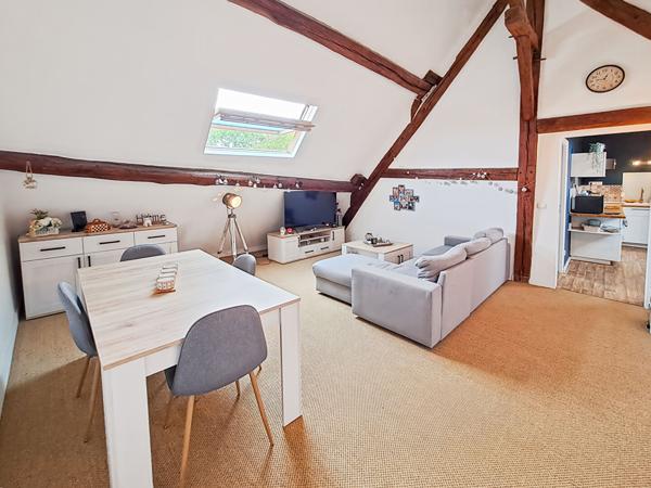 ARPAJON - Grande Rue - COUP DE COEUR - Appartement T2 de charme en dernier étage