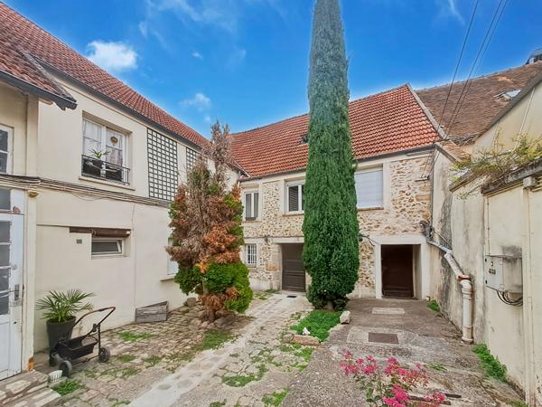 ARPAJON - Grande Rue - COUP DE COEUR - Appartement T2 de charme en dernier étage