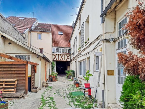 ARPAJON - Grande Rue - COUP DE COEUR - Appartement T2 de charme en dernier étage
