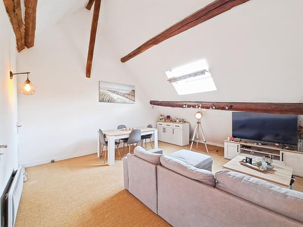ARPAJON - Grande Rue - COUP DE COEUR - Appartement T2 de charme en dernier étage