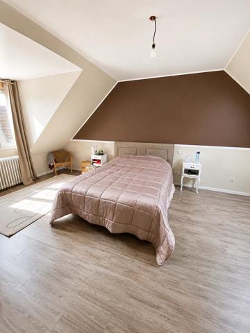 Vente                                                      Maison
                        
                     8 pièces                      137 m2                     à Chambly