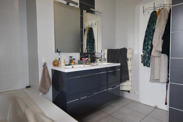 Rare à St-Etienne, sur les hauteur de Jacquard : T6 de 127 m² avec garage et jardinet